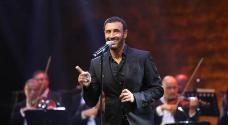 "القيصر" يتألّم وغير مرتاح.. هذا ما فعله على المسرح!