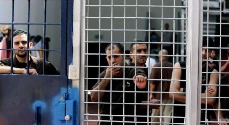 الأسرى يُواصلون تصعيد خطوات العصيان ضد إدارة سجون الاحتلال