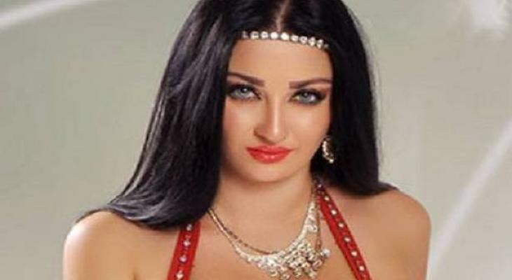 صافينار تستعمل الفوتوشوب لتضخيم صدرها