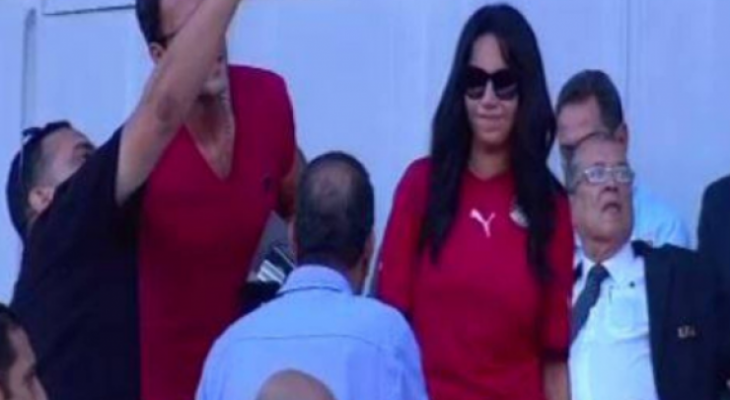 بالصور : موقف رومانسي بين نجم مصري وزوجته في الملعب
