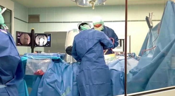 فريق طبي إيطالي يُجري عمليات لمرضى في مستشفى الخليل الحكومي.jpg