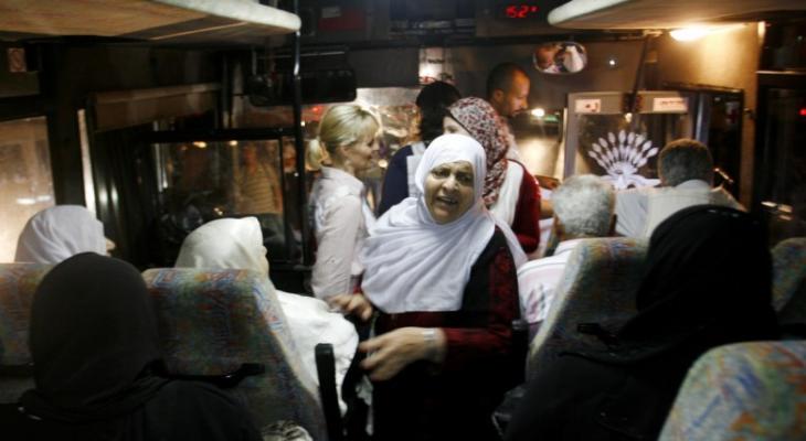 43 من أهالي الأسرى يتوجهون لزيارة أبنائهم في سجن نفحة.jpg
