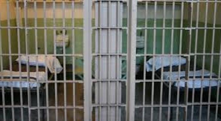 الاحتلال يُدخل طبيب فلسطيني إلى سجن الرملة