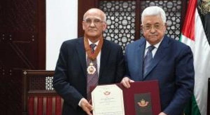 الرئيس يقلد العالم الفلسطيني البروفيسور منير نايفة نجمة الاستحقاق لدولة فلسطين.jpg