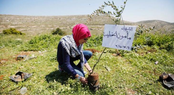 نشطاء ومتضامنون يزرعون أشتالا في أراضي الخضر إحياء ليوم الأرض.jpg