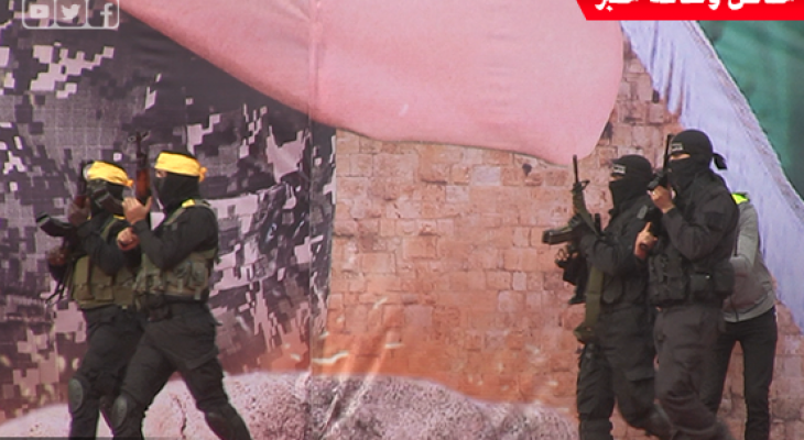 شاهد بالفيديو: لحظة وصول عناصر المقاومة إلى منصة مهرجان حركة "حماس" بغزة
