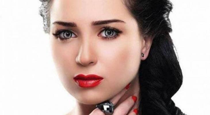 صور... بمناسبة السنة الجديدة مي عز الدين تكشف عن أكثر من "وشم" على جسدها