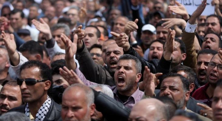 خصومات جديدة على رواتب موظفي "السلطة" العسكريين في غزة