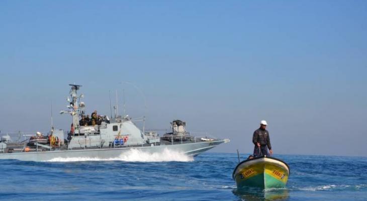 زوارق الاحتلال تُطلق النار صوب مراكب الصيادين في بحر جنوب قطاع غزّة