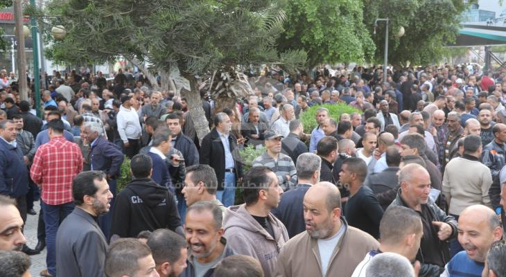 الآلاف يحتشدون في ساحة الجندي وسط غزة رفضاً لخصومات الرواتب