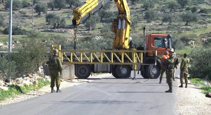 الاحتلال يُغلق طريق بيت عينون شمال الخليل بالبوابات الحديدية