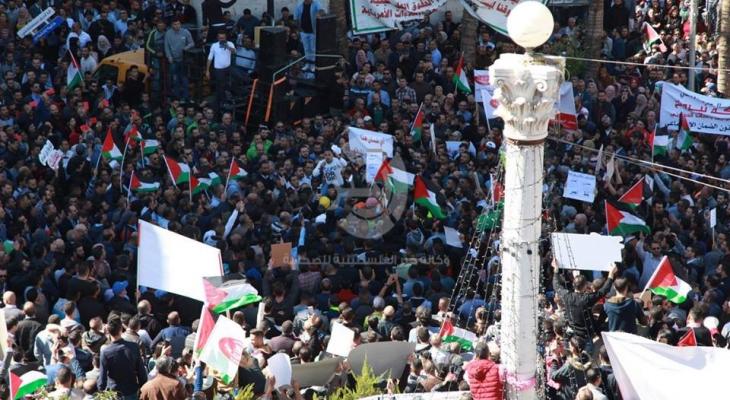 بالصور: تظاهرة حاشدة وسط رام الله رفضاً لقانون الضمان الاجتماعي