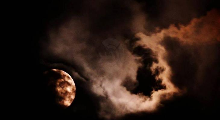 بالصور: عدسة وكالة "خبر" ترصد مراحل ظهور القمر الدموي 