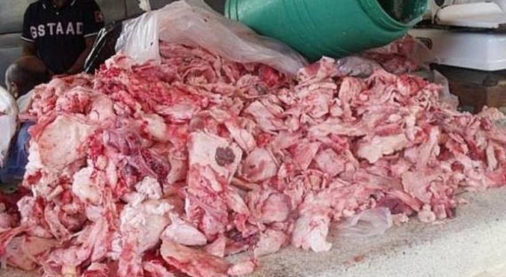 الضابطة الجمركية تتلف 42كغم لحم حبش فاسد بطولكرم.jpg
