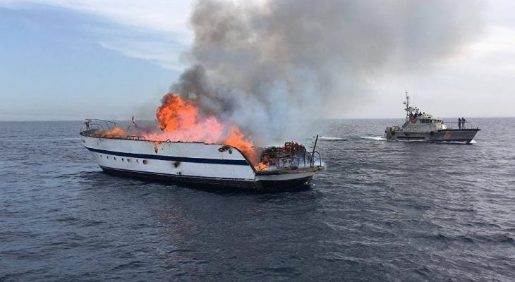 القوات البحرية المصرية تنقذ 12 سائحا من الغرق في "يخت محترق"