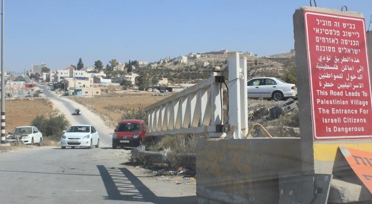 الاحتلال يفتح البوابة العسكرية على مدخل بلدة "بيت عوا"
