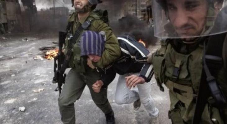 قوات الاحتلال تعتدي على شاب أثناء اعتقاله