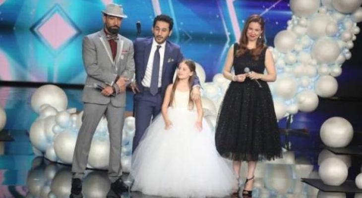 بالصور: أحمد حلمي يمشي على طاولة الحكام... والسبب!
