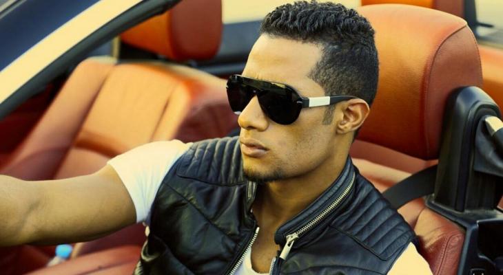 محمد رمضان يقود سيارته البي ام دبليو المكشوفة_0.jpg