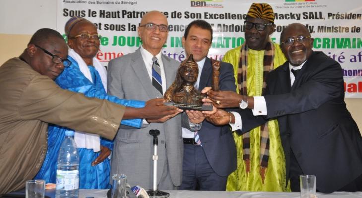 سفار فلسطين في السنغال تسلّم جائزة عرفات للسلام والحرية.jpg