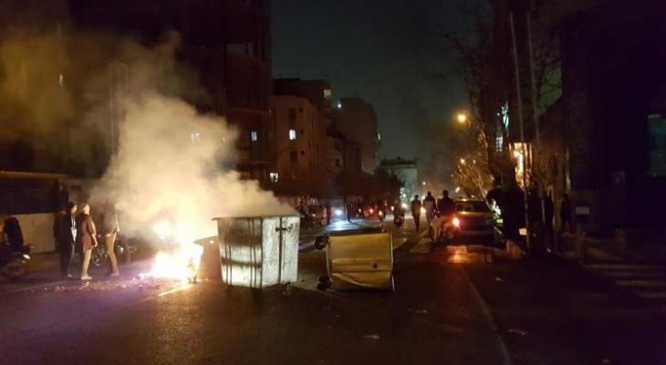 قتلى وهجمات على مراكز للشرطة في احتجاجات بإيران