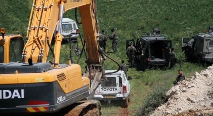 طولكرم: قوات الاحتلال تستولي على جرافة في بلدة كفر اللبد