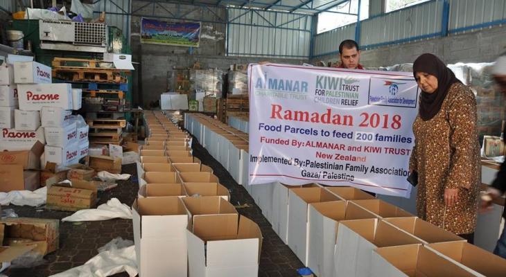 بالصور: جمعية خيرية تُوزع سلات غذائية وسط وجنوب القطاع