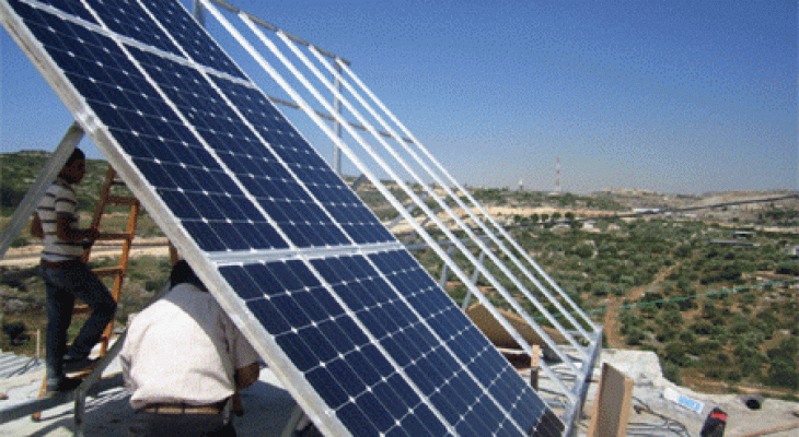 ملحم يبحث تطورات بناء محطة الطاقة الشمسية بالخليل 