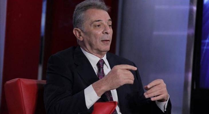 بالصورة : حفيد محمود حميدة يقلده في الكواليس.. شاهدوا ماذا فعل؟