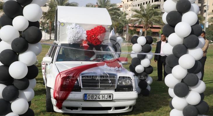 إتمام صناعة سيارة "سندريلا" الملكية الخاصة بزفاف "العرسان" في غزة