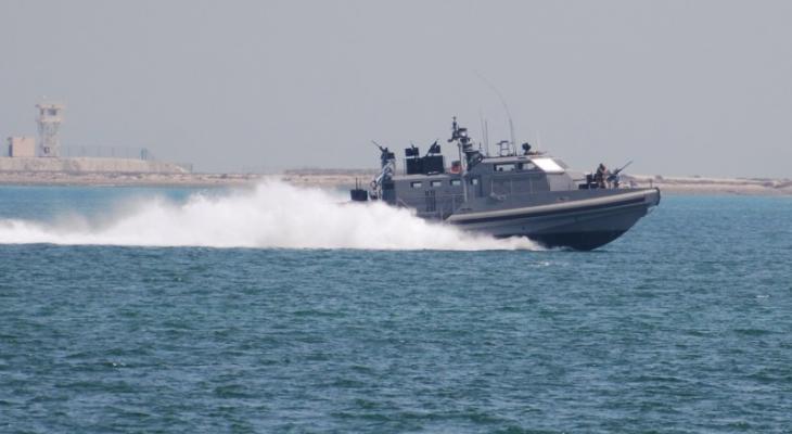 الزوارق الحربية تستهدف مراكب الصيادين في بحر بيت لاهيا