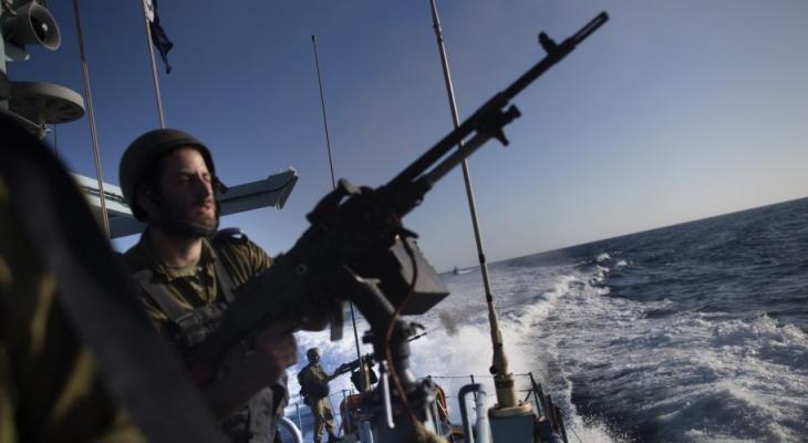 بحرية الاحتلال تلاحق قوارب صيد في بحر النصيرات