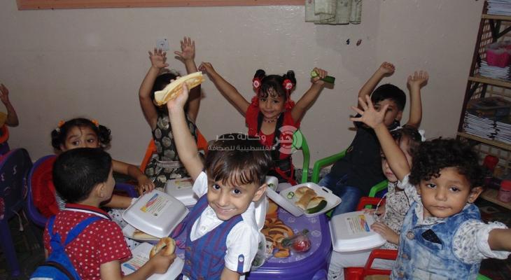 بالصور: برنامج إعادة البسمة لأطفال المناطق المدمرة في قطاع غزة يقدم وجبات ساخنة
