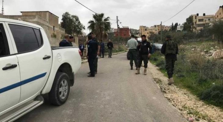 أب يبلغ الشرطة عن ابنه لحيازته مركبة مشطوبة في طولكرم