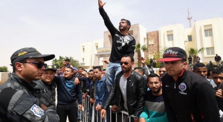قتيل وإحراق مقرّ أمني في احتجاجات تطاوين بتونس.jpg