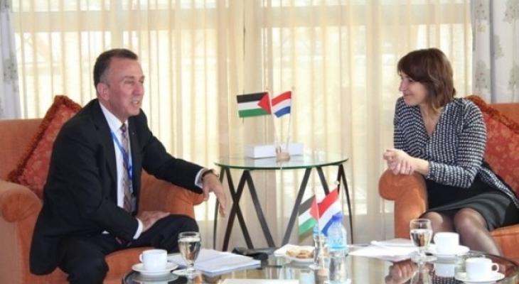 سفيرة فلسطين تسلم رسالةً حول قضية الأسرى إلى الخارجية الهولندية.jpg