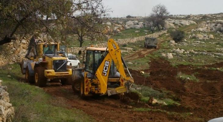الاحتلال يجرف أراض مزروعة جنوب القدس.jpg