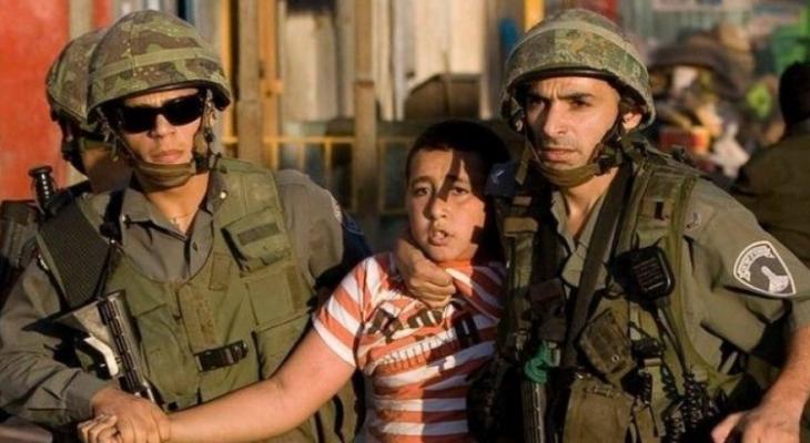 الاحتلال يحتجز طفلًا قرب الحرم الإبراهيمي بالخليل