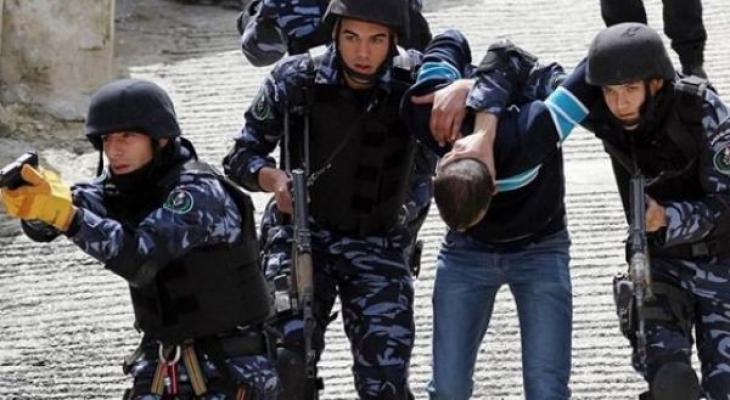 الشرطة تقبض على مواطن بتهمة ابتزاز 5 سيدات في الخليل