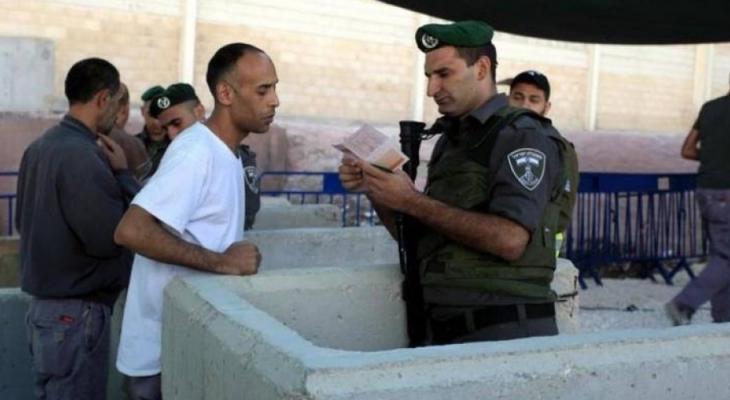 الاحتلال يسحب تصاريح العمل من أقارب منفذ عملية الدهس