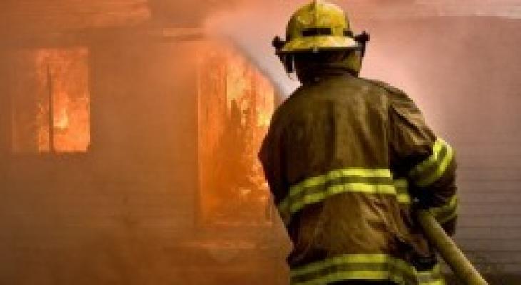 إخماد حريق نشب داخل مصنع "شيبس" في مدينة الخليل