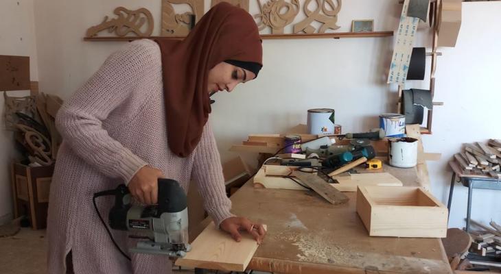 بالفيديو: فتاة تحارب الظروف وتعمل بمنجرة "خشب" لصناعة قطع فنية رائعة 