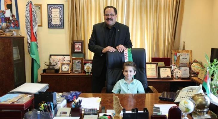 الطفل المبدع أحمد سمودي على مقعد الوزير صيدم