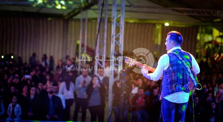 بالصور: هاني متواسي يتألق في مهرجان الفصح الأول في بيت جالا 