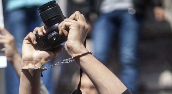 منتدى الإعلاميين يطالب بإلغاء الإجراءات المتخذة ضد الصحفيين في الضفة وغزة