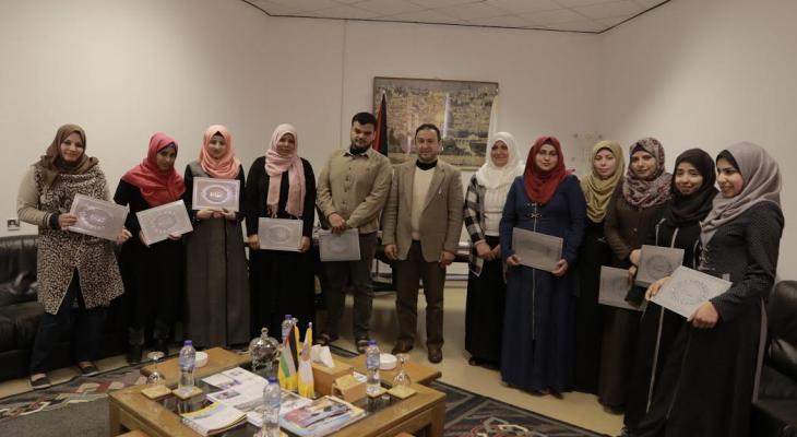 بالصور: رئيس بلدية غزة يؤكد دعمه للمبادرات المجتمعية في المدينة