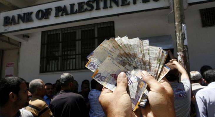 مصدر يكشف لـ"خبر" موعد ونسب صرف رواتب موظفي السلطة بغزّة
