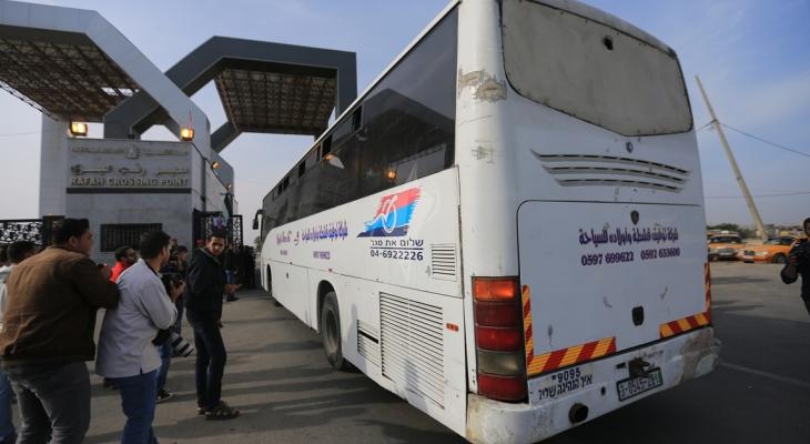 وصول أول حافلة لـ"العالقين" إلى الجانب الفلسطيني