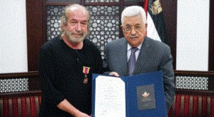 الرئيس يقلد الفنان التشكيلي طالب الدويك وسام الثقافة والعلوم والفنون.JPG