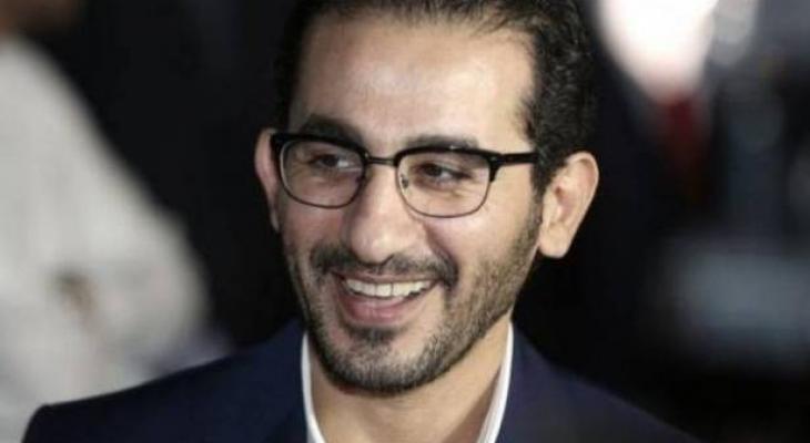 بالفيديو :  أحمد حلمي يخرج عن المألوف ويرقص على المسرح!